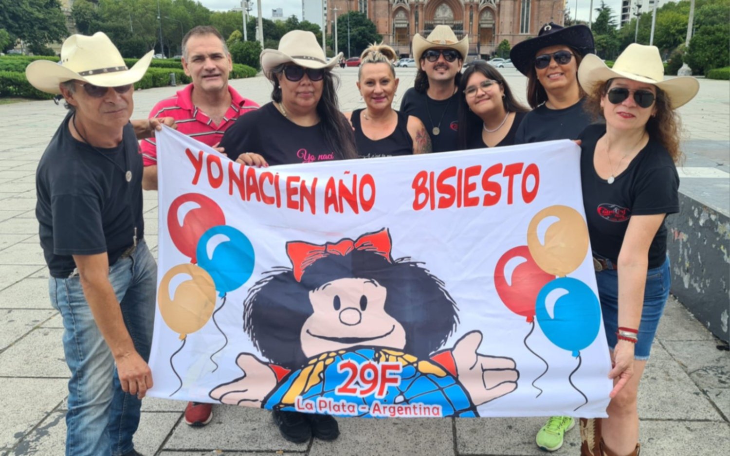 29 de febrero | “Yo nací en año bisiesto”: el particular festejo de los platenses en Plaza Moreno