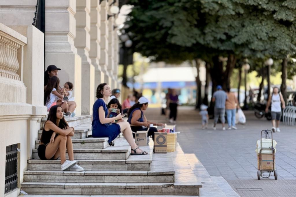 De la venta on line al trueque: la vereda del Pasaje, un “mercado virtual”