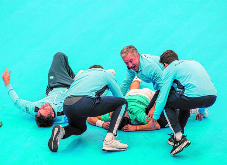 A segunda ronda Argentina avanzó en la Copa Davis a pura garra