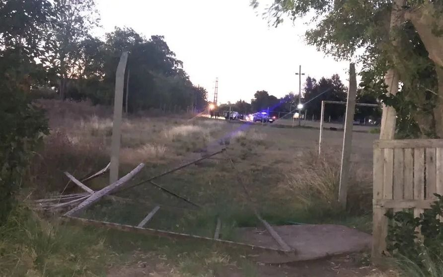 Hallaron el cuerpo de un joven en una cancha de fútbol en La Plata: "Estaba ahí hace dos o tres días"