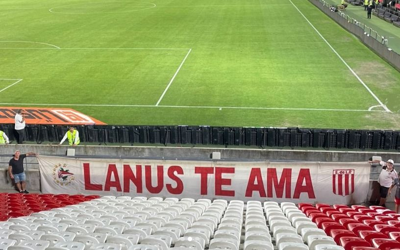 "Lanús te ama": una de las históricas banderas de Estudiantes dijo adiós