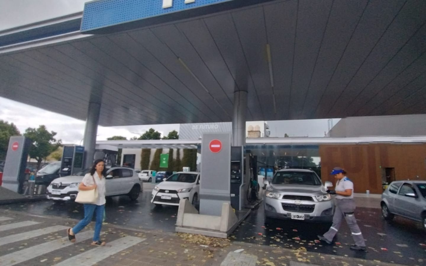 Golpe al bolsillo: YPF aumentó el precio de los combustibles y así quedaron los valores en La Plata