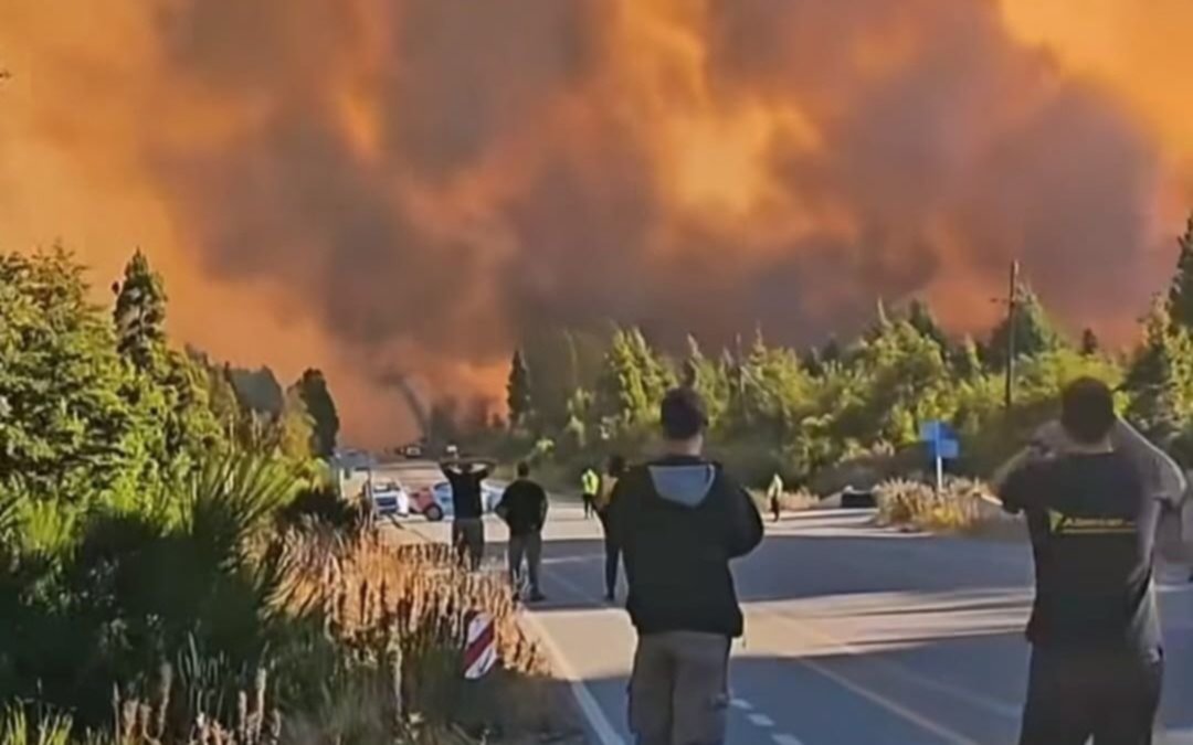Arde El Bolsón, donde evacuaron a 800 turistas y el fuego ya arrasó más de 2.000 hectáreas