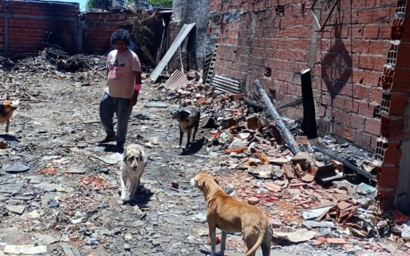 Piden ayuda tras el incendio que arrasó una casa completa en La Plata