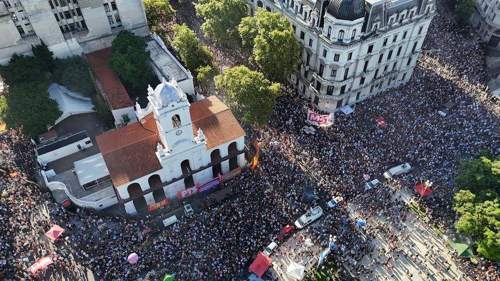 Multitudinaria marcha: críticas y reclamos al Presidente