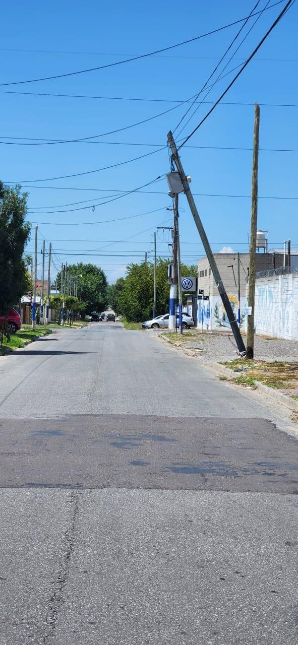 Un poste a punto de caer genera preocupación en vecinos de San Carlos