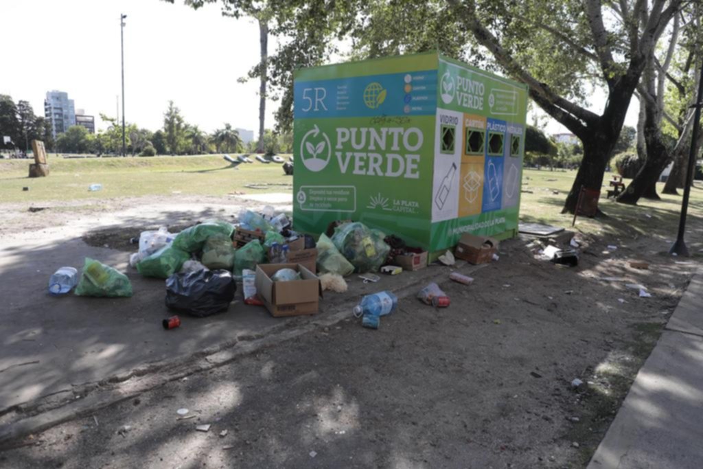 Un Punto Verde en un parque, colapsado por las bolsas de residuos