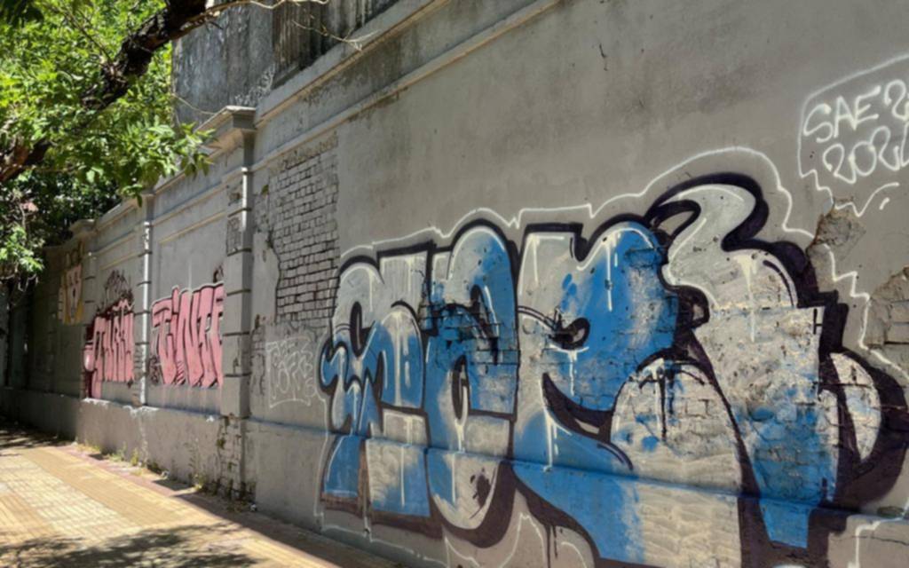 Reclamos por murales en paredes recién pintadas en el Arzobispado