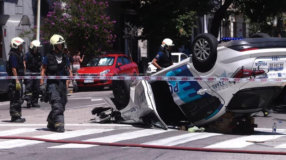 Una patrulla bonaerense volcó en CABA durante una persecución policial