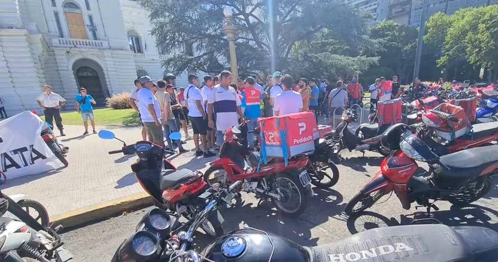Repartidores platenses pedirán por seguridad frente a la Municipalidad