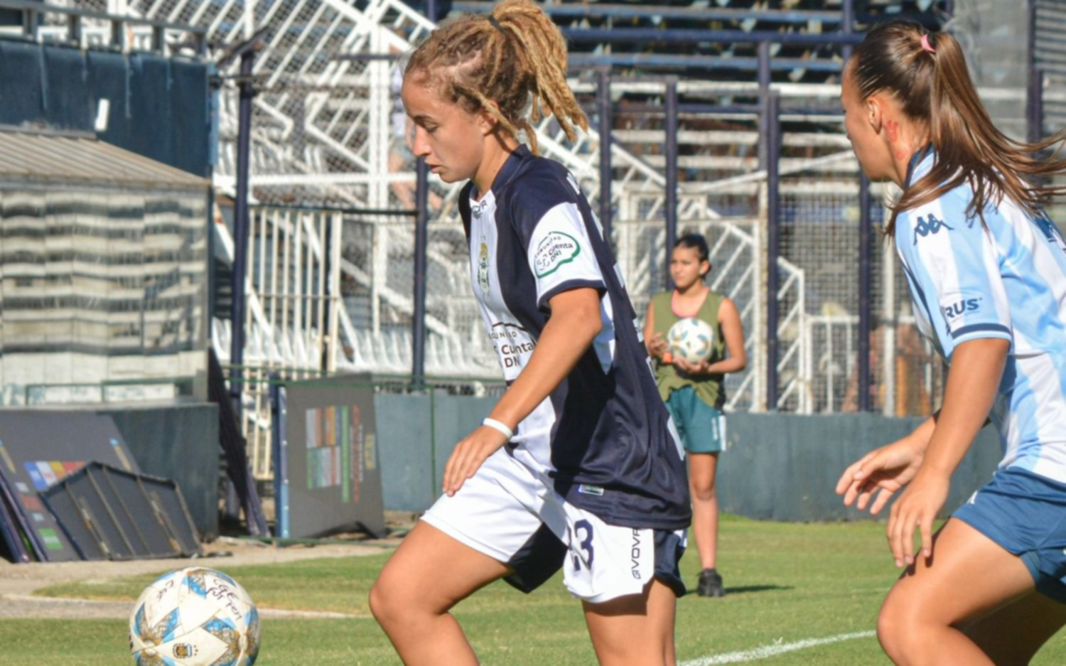 Fútbol femenino: Gimnasia y Racing jugaron un partidazo en el Bosque