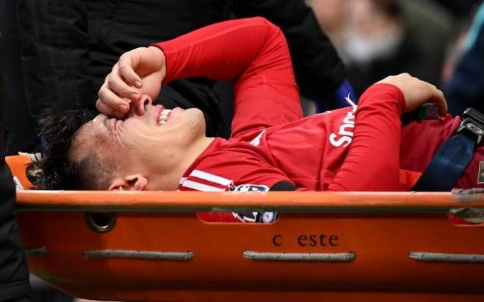 Lisandro Martínez salió lesionado y encendió las alarmas en la derrota del Manchester United