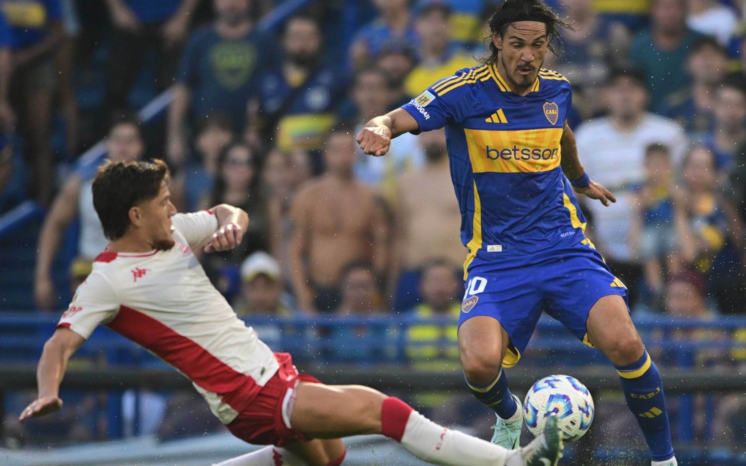 Con goles de Cavani y Palacios, Boca le ganó a Huracán 2 a 1 en la Bombonera