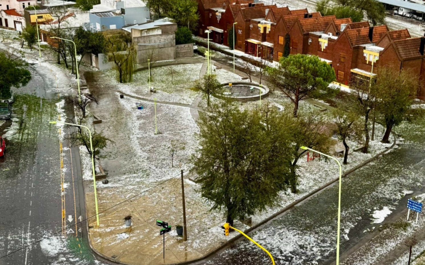 Una fuerte tormenta de viento y granizo azotó a Bahía Blanca: hubo destrozos y cortes de luz