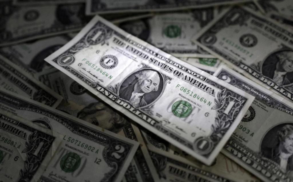 Devaluación más lenta: cómo es y cómo impacta el nuevo esquema cambiario que empezó a regir este lunes