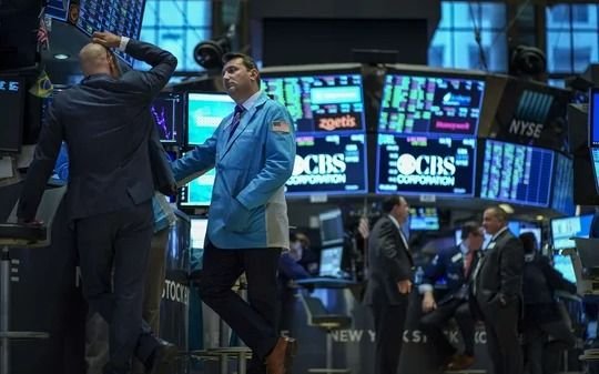Por la guerra comercial lanzada por Trump el dólar se dispara y caen los mercados globales
