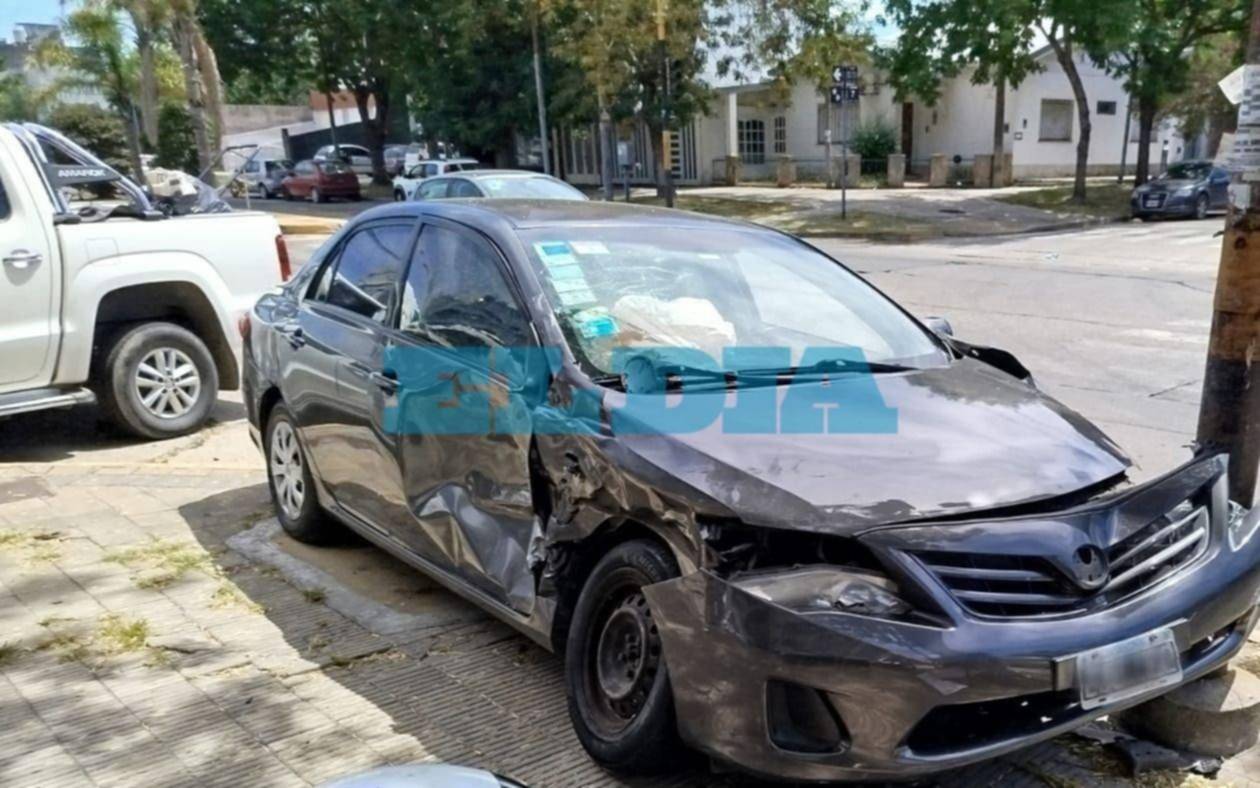 Tremendo choque entre un auto y una camioneta en La Plata