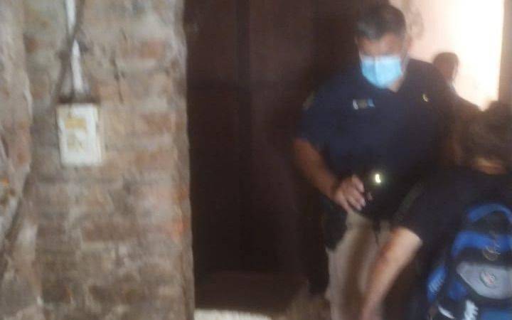 Tras una denuncia por fuertes olores, hallaron varios animales sin vida en una casa de Berisso