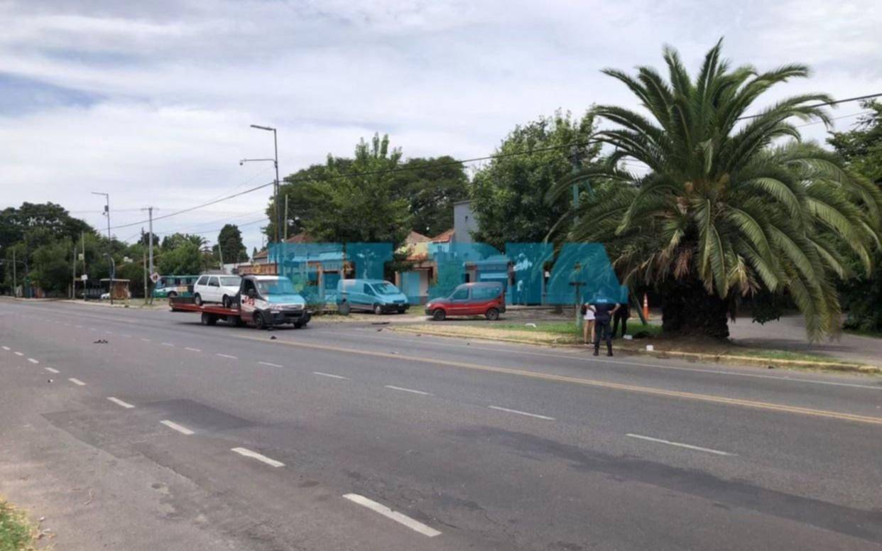 La Plata: un motociclista fue hospitalizado tras un violento accidente con una grúa