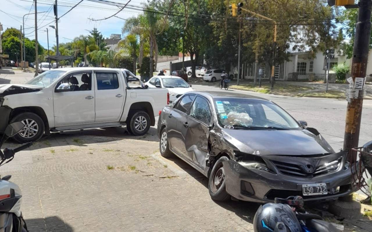 Un fuerte accidente en Tolosa terminó con dos vehículos en la vereda