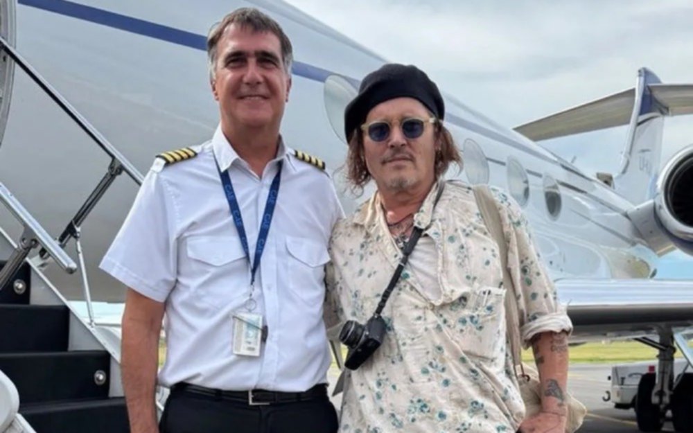 Johnny Depp llegó a la Argentina en un vuelo con Antonio Laje