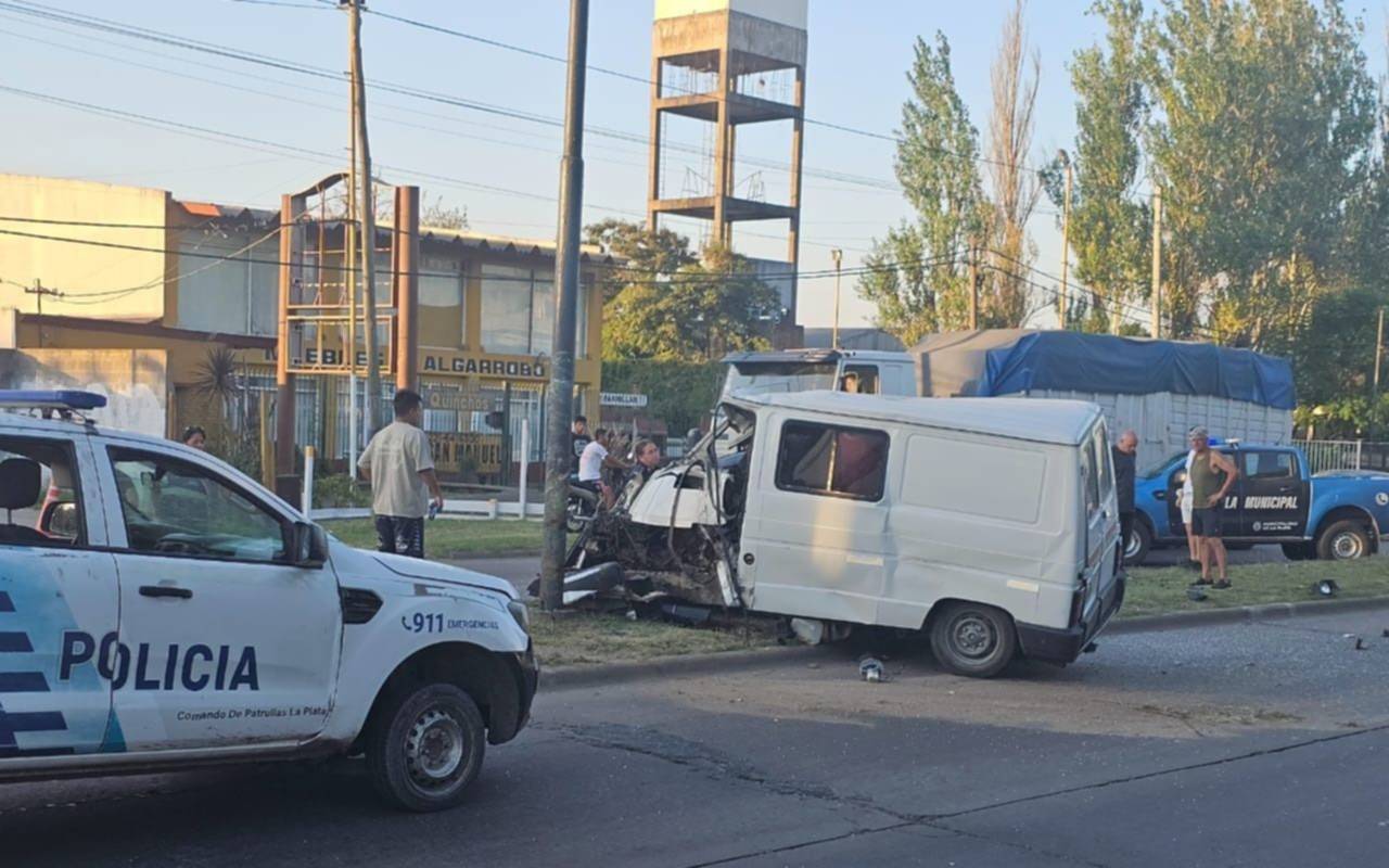 Impactante choque en Romero: perdió el control y terminó contra un poste de luz