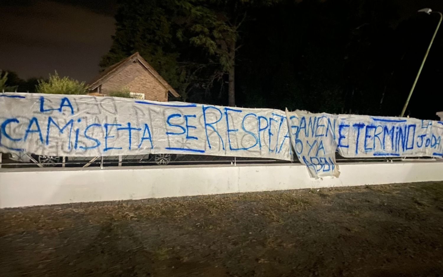 Clima caliente en Gimnasia: banderas con amenazas a jugadores en Abasto, mientras se define el nuevo DT