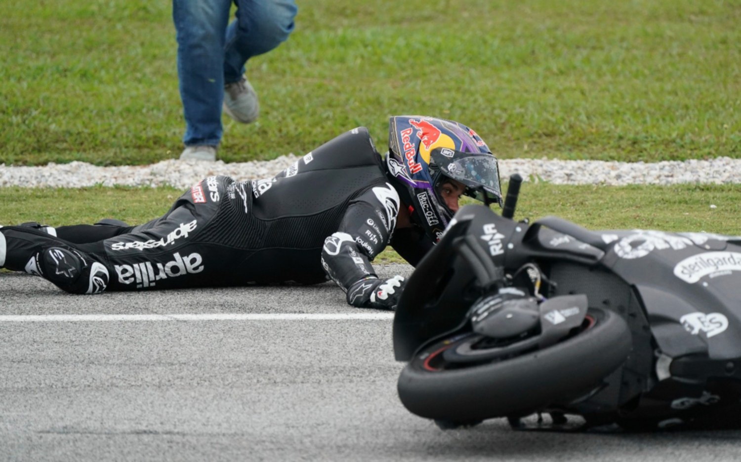 Impactante caída de Jorge Martín, el flamante campeón del Moto GP, en la primera prueba de la temporada 2025