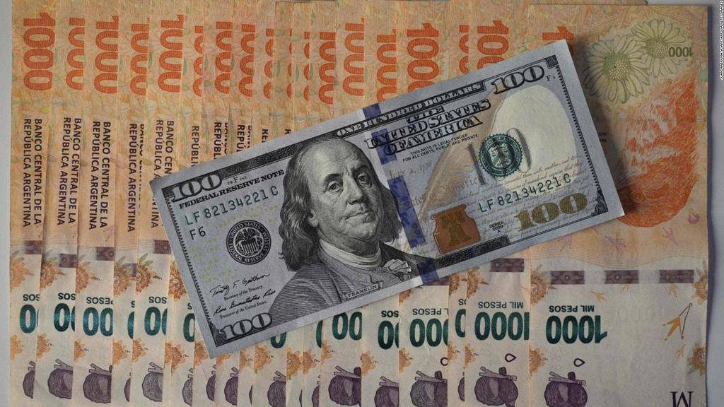 Se pueden usar dólares para abonar en cuotas y con QR