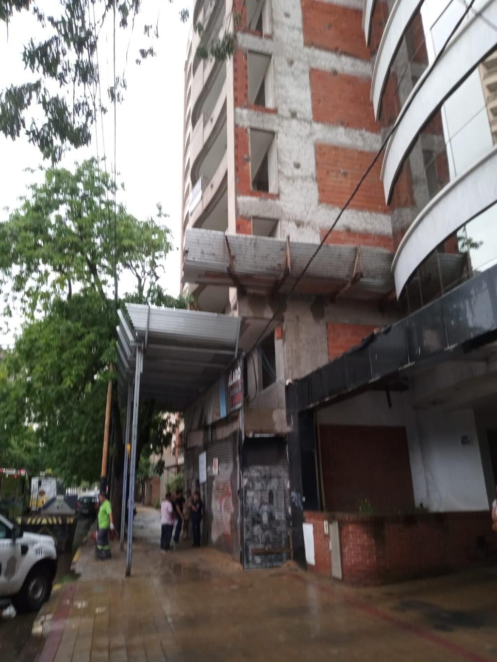 Dudas tras la tragedia en el edificio del Centro donde un pintor murió aplastado por un ascensor