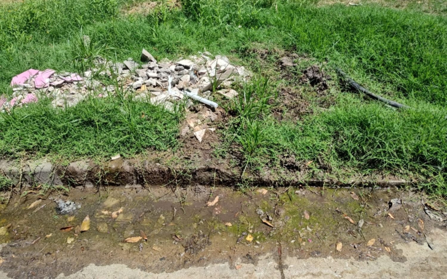 Verdín y baja presión por una pérdida de agua en Villa Elvira 