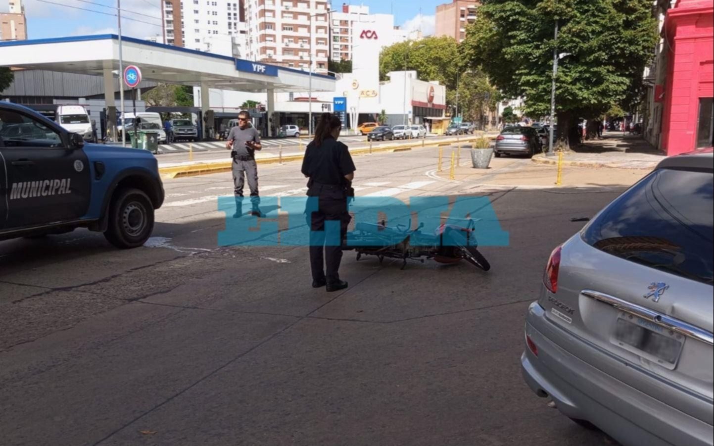 En el choque de cada día en La Plata, un motociclista resultó herido y tuvo que recibir atención médica