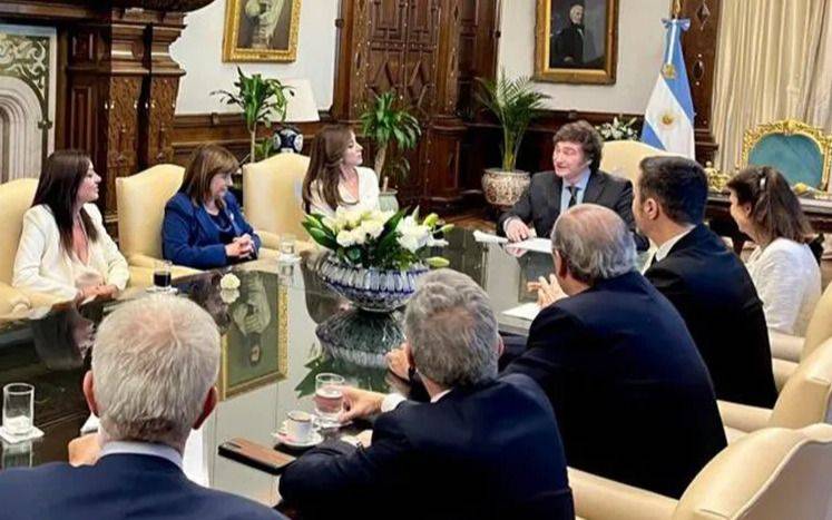 Milei reunió a su tropa antes del inicio del debate por la suspensión de las PASO