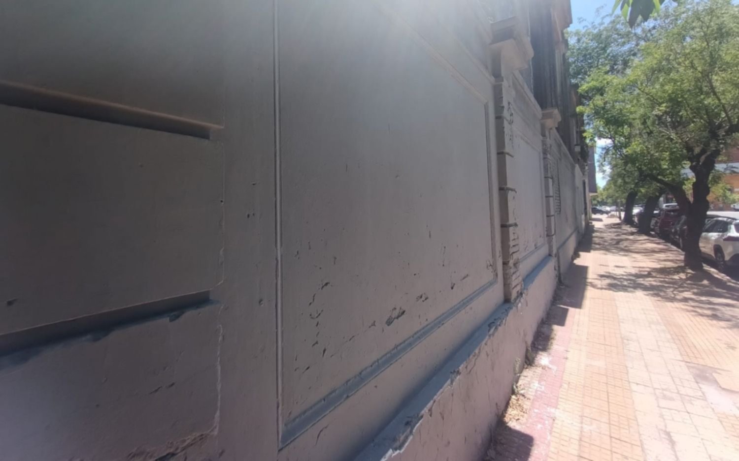 Con hidrolavadoras y brochas en mano, avanza el plan de limpieza de fachadas en La Plata