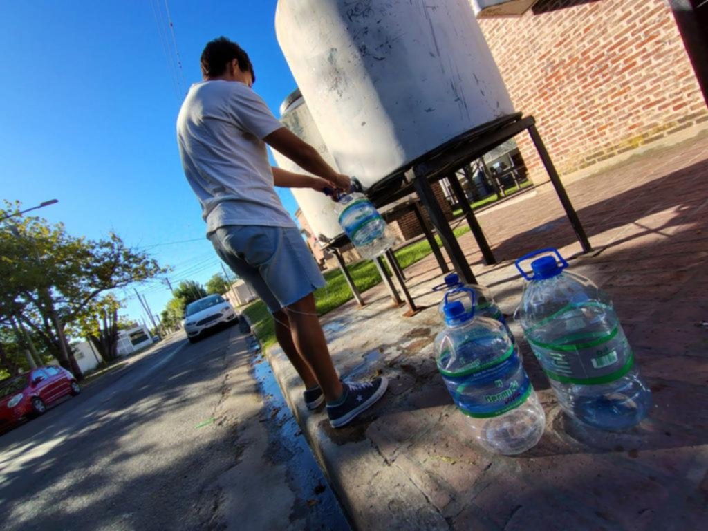 Vivir como en la colonia: en Villa Castells siguen acarreando agua