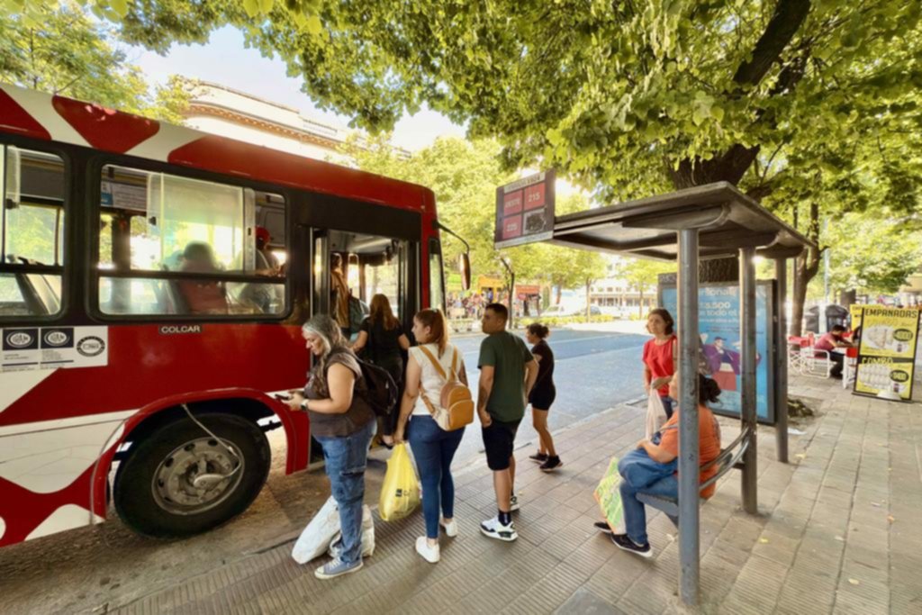 Se levantó el paro de micros y habrá transporte con normalidad