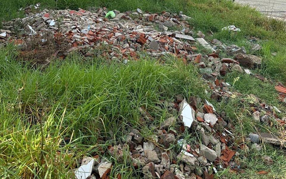 Una vereda intransitable por las montañas de escombros en San Carlos