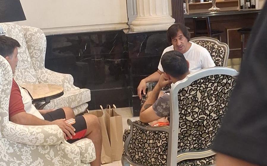 Mientras busca central, el Pincha recibió una visita muy especial