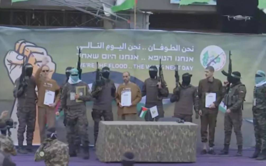 Hamas liberó a otros tres rehenes y hubo advertencias de Israel