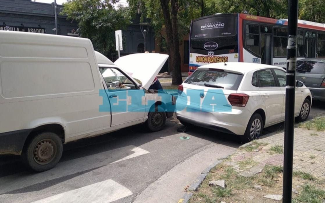 No podía faltar: un micro y una camioneta chocan este sábado a pasos del Centro