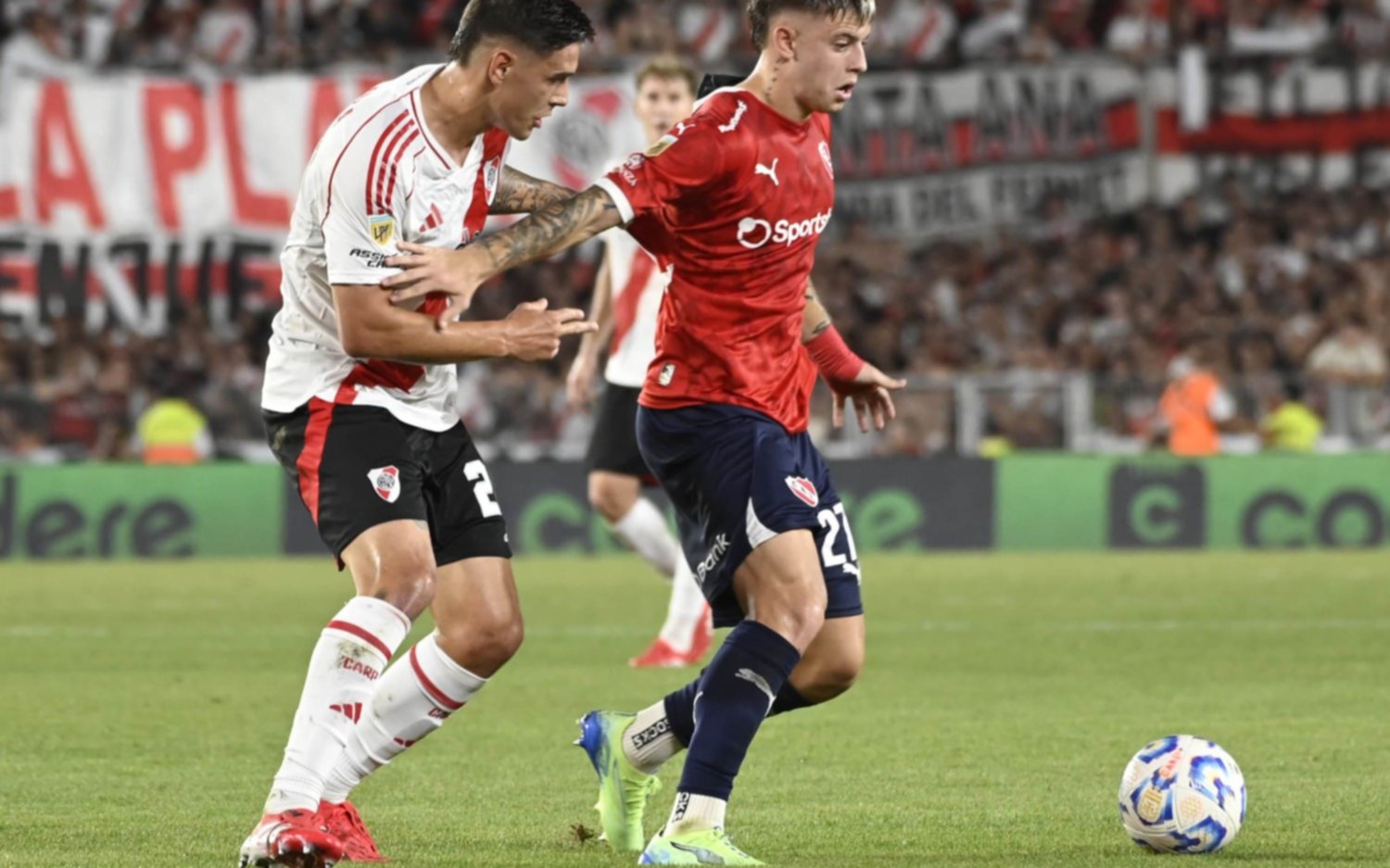 Con doblete de Colidio, River venció 2 a 0 a Independiente y se acerca a la cima del Torneo Apertura