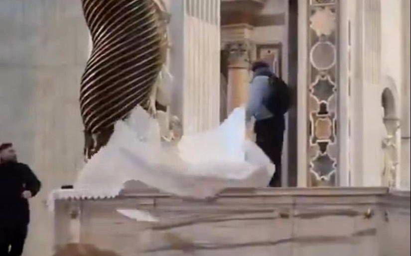 VIDEO.- Vaticano: un hombre hizo destrozos en la Basílica de San Pedro, en un altar que suele usar el Papa Francisco