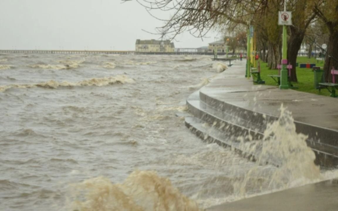 Sudestada en el Río de la Plata: advierten por una crecida en la Región