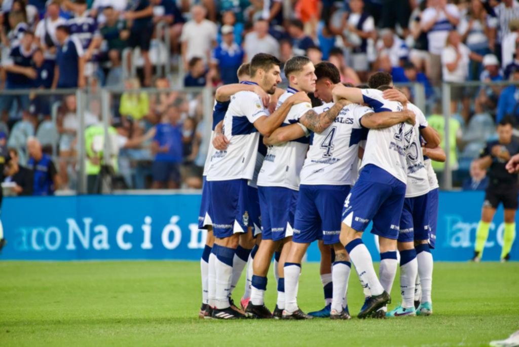 Mejoría, goles, desahogo y la ilusión de que Flores lo rescate de la mediocridad
