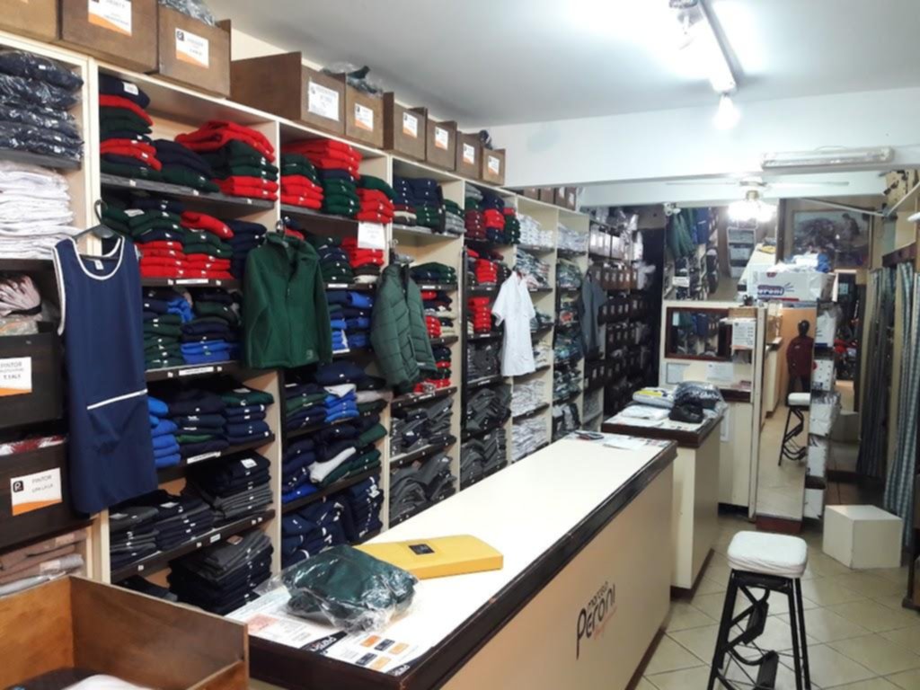 A clase con calculadora en mano: casi $100.000 por uniformes escolares