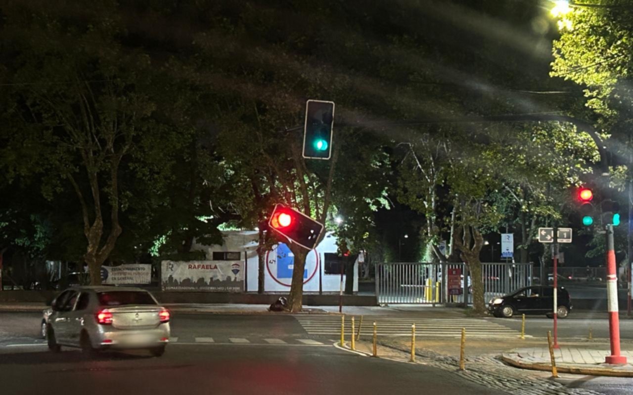 Un semáforo colgando frente al Estadio UNO: el temor de los vecinos