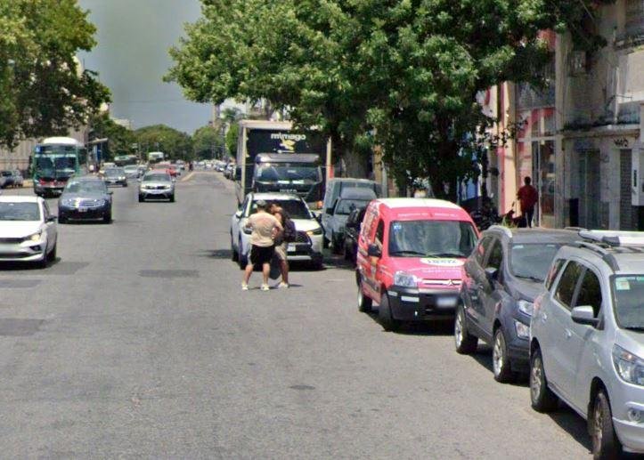“¿Señora tiene luz?”: una jubilada de La Plata cayó en una violenta trampa