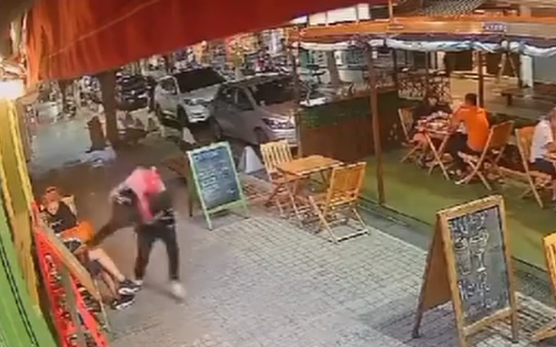 Delincuente disfrazado de repartidor de delivery roba en restaurante de Bernal