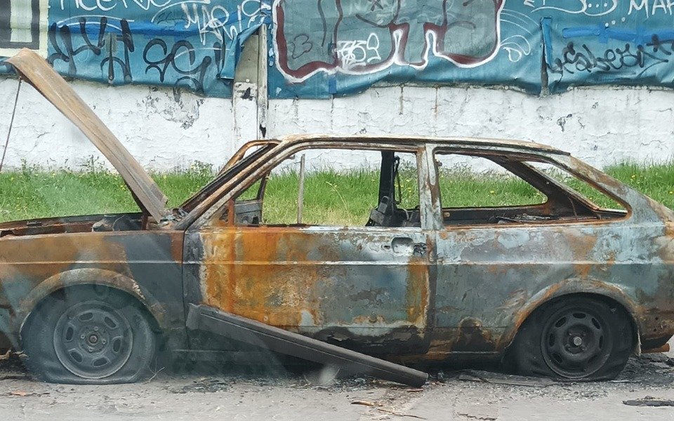 Vecinos de un barrio de La Plata reclaman el retiro de un auto incendiado