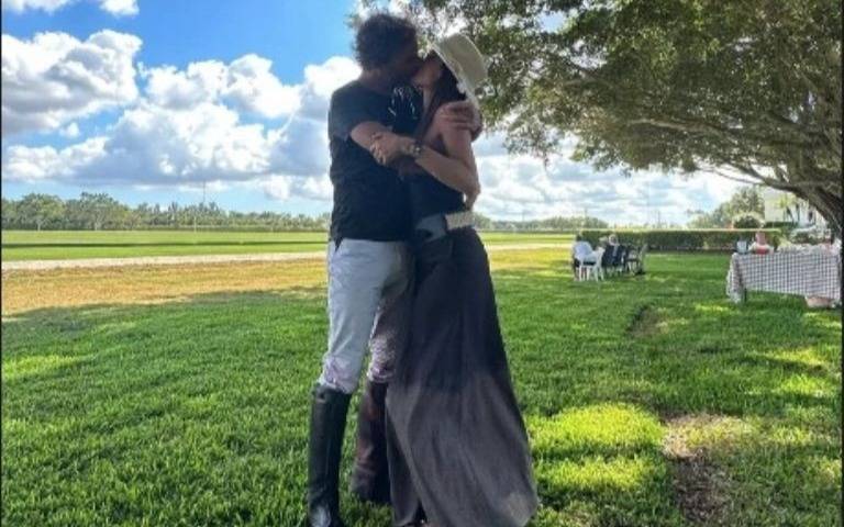 Ardieron las redes:  Pampita y Martín Pepa subieron un sensual beso en Palm Beach